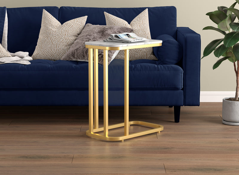 Table de bout en forme de C de 19 po - apparence de marbre avec métal doré