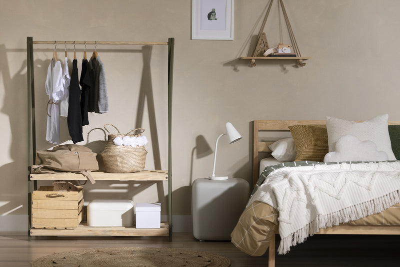 Portant à vêtements Sweedi en bois pour enfants - vert olive