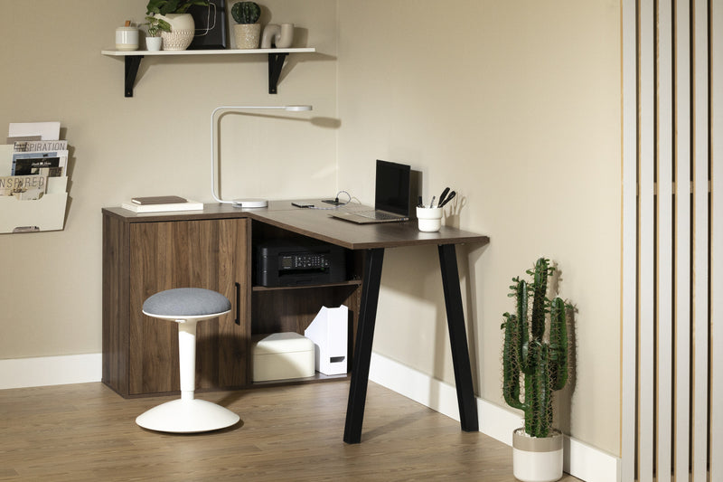 Bureau d’ordinateur en forme de L Zolten avec multiprise - noyer naturel