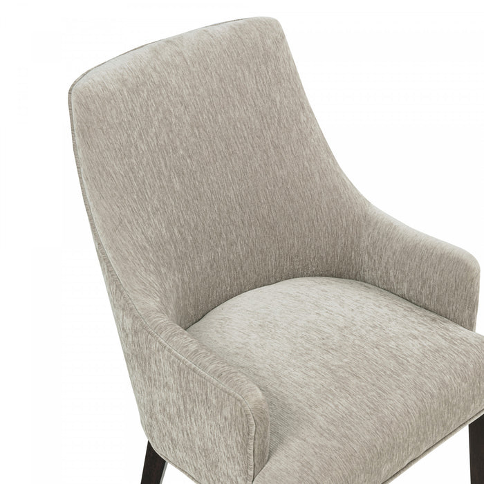 Fauteuil moderne en bois Beever avec accoudoirs en chenille, coloris taupe