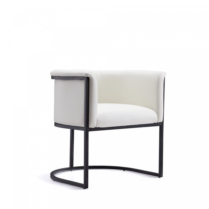 Chaise de salle a manger moderne mi-siecle cosmopolite en cuir vegetalien et metal ivoire - Lot de 2