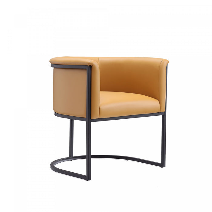 Chaise de salle a manger moderne mi-siecle cosmopolite en cuir vegetalien et metal couleur camel - Lot de 2