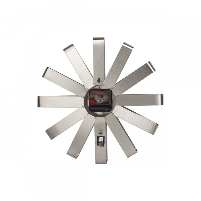 Horloge murale moderne Ribbon de Umbra en acier