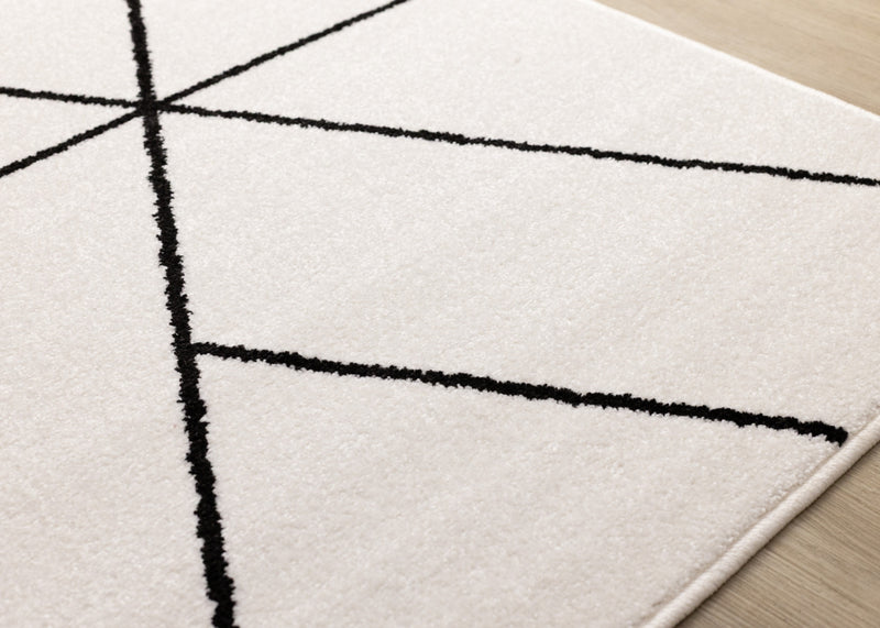 Tapis Covington a motif de treillis geometrique moderne blanc et noir, 5'3\" x 7'7\"