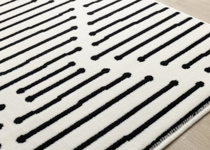 Carpette Forte noire et blanche à motif de rayures - 7 pi 9 po x 10 pi 6 po