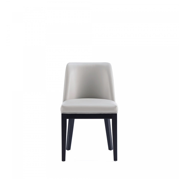 Chaise de salle a manger Gansevoort en bois moderne et cuir vegetalien, gris clair - Lot de 4