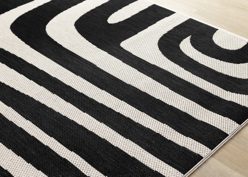 Tapis d'exterieur Jackson a lignes abstraites noires et blanches, 5'3\" x 7'7\"
