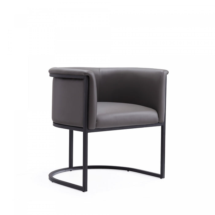 Chaise de salle a manger moderne mi-siecle cosmopolite en cuir vegetalien et metal, graphite - Lot de 2