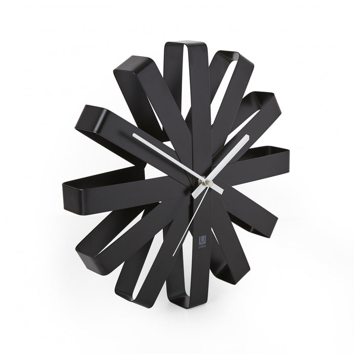 Horloge murale moderne Ribbon de Umbra en acier - noire