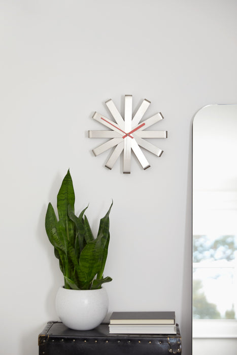 Horloge murale moderne Ribbon de Umbra en acier