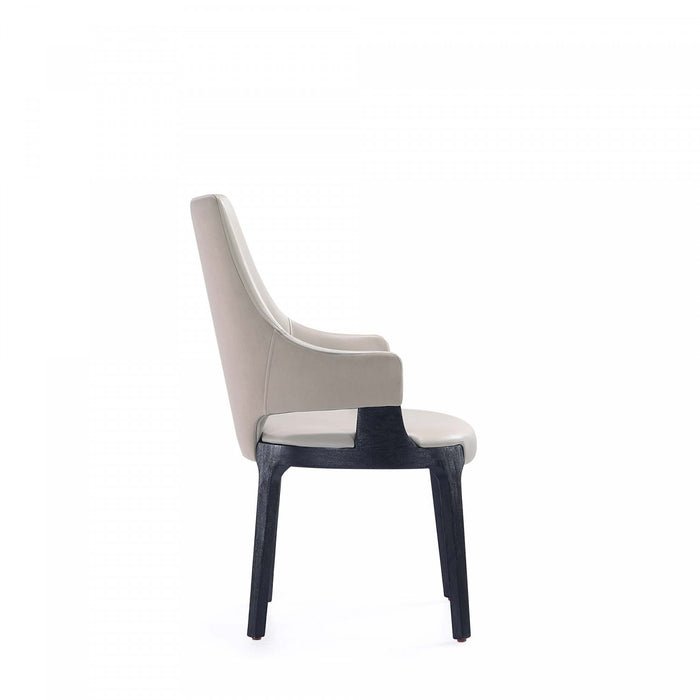 Chaise de salle a manger moderne en bois Kara avec revetement en tissu gris clair