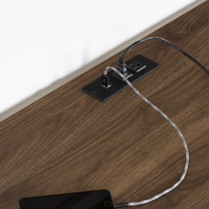 Bureau d’ordinateur en forme de L Zolten avec multiprise - noyer naturel