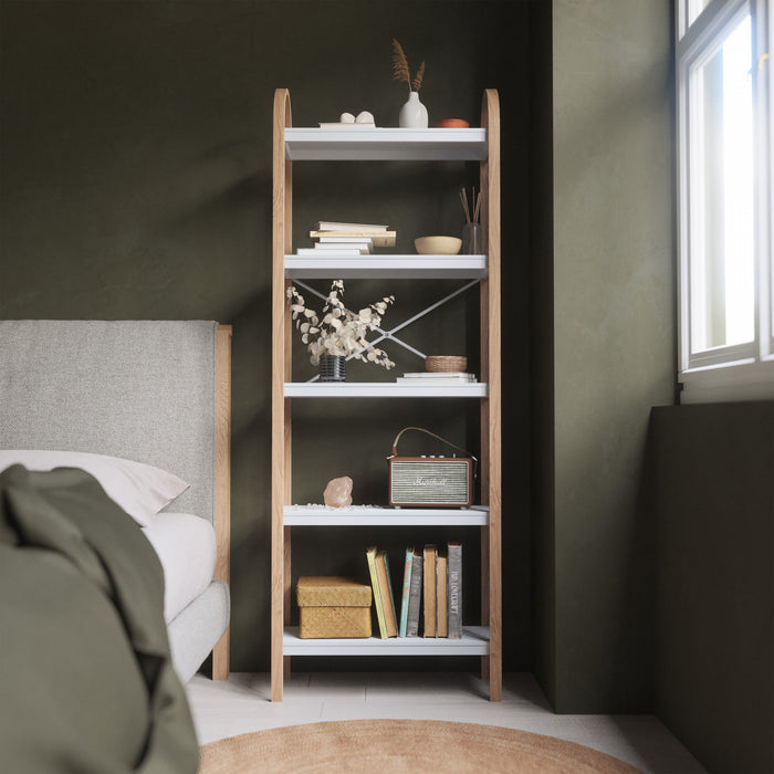 Bibliothèque moderne Bellwood de Umbra à 5 tablettes - blanche et naturelle