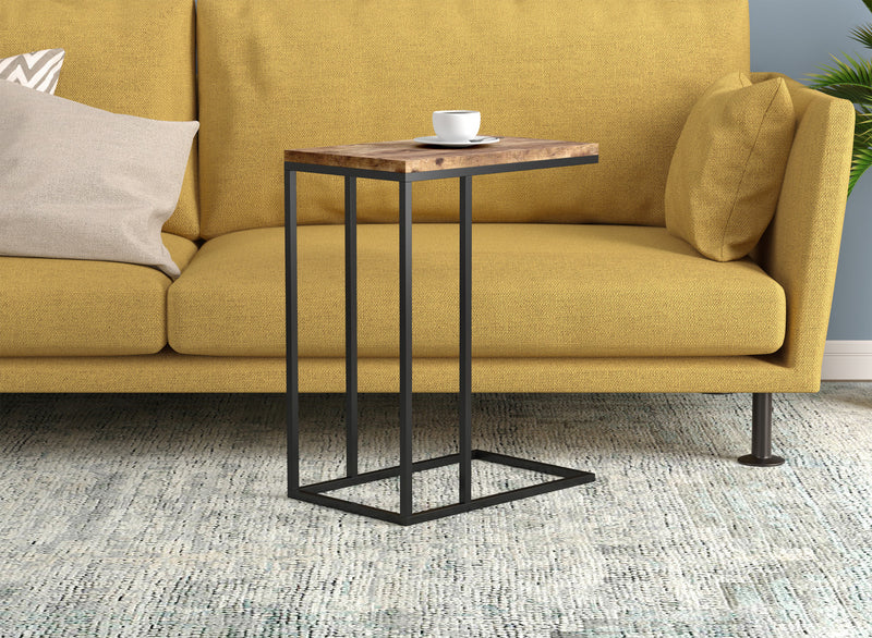 Table de bout en forme de C de 19 po avec armature en métal - bois recyclé brun