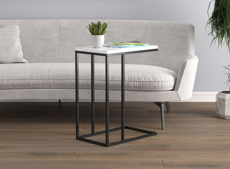Table de bout en forme de C de 19 po en marbre et métal noir avec armature en métal - multicolore
