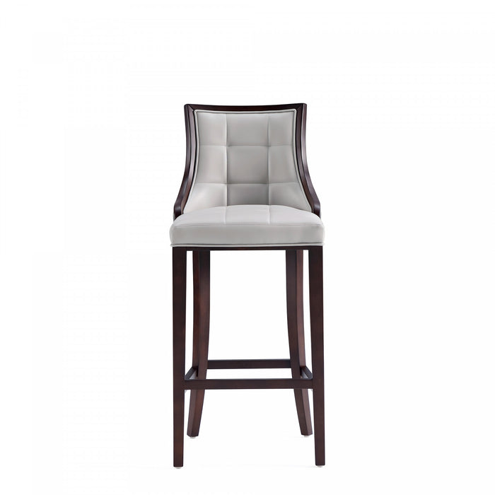 Tabouret de bar traditionnel en bois avec assise rembourree Fifth Avenue, gris clair – Lot de 2