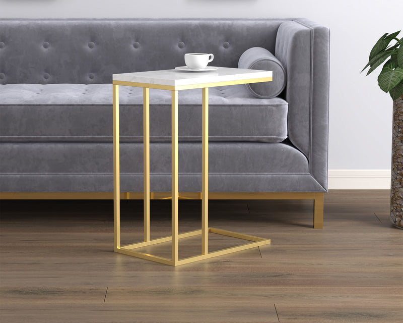 Table de bout en forme de C de 19 po en marbre et métal doré avec armature en métal - multicolore