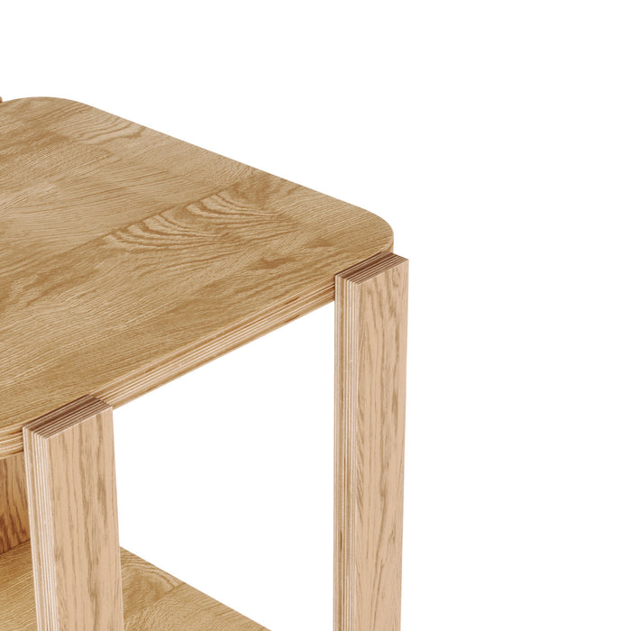 Table de bout et de fauteuil moderne Bellwood de Umbra en bois massif avec tablette - naturelle