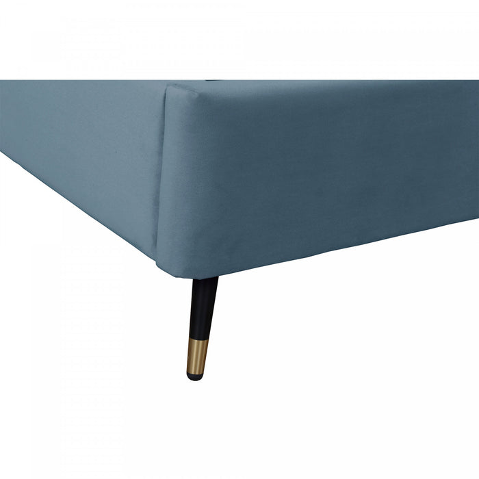 Lit king moderne Crosby en velours bleu capitonne