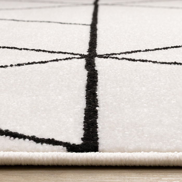 Tapis Covington a motif de treillis geometrique moderne blanc et noir, 5'3\" x 7'7\"