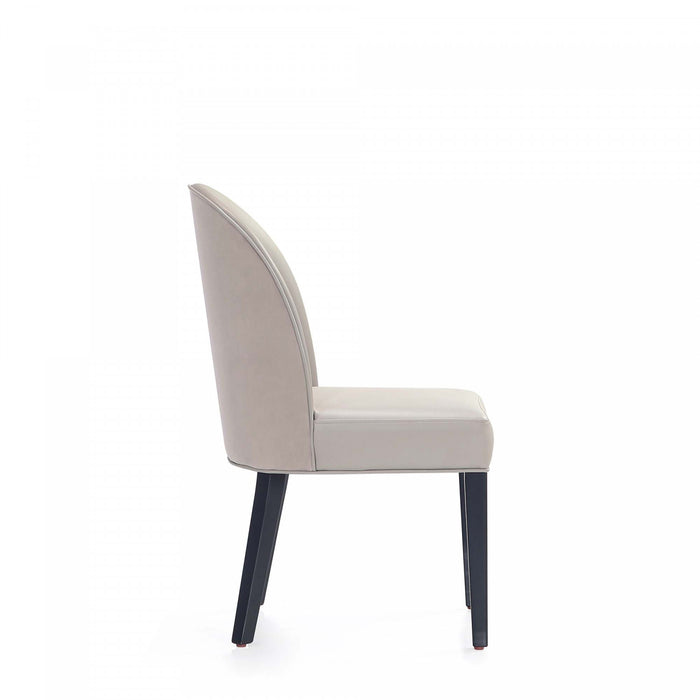 Chaise de salle a manger moderne en bois Hillman avec revetement en tissu gris clair - Lot de 2