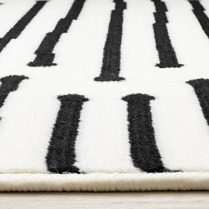 Carpette Forte noire et blanche à motif de rayures - 2 pi 7 po x 4 pi 11 po
