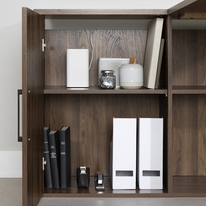 Bureau d’ordinateur en forme de L Zolten avec multiprise - noyer naturel