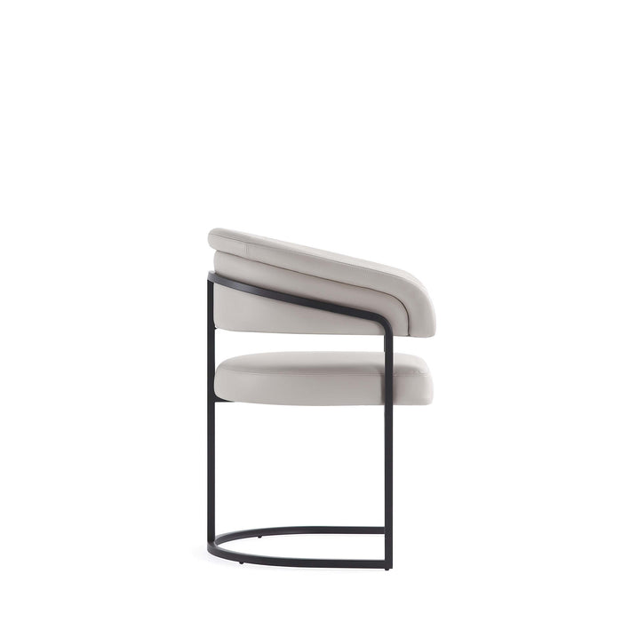 Chaise de salle a manger Augusta moderne en metal et cuir vegetalien, gris clair - Lot de 4