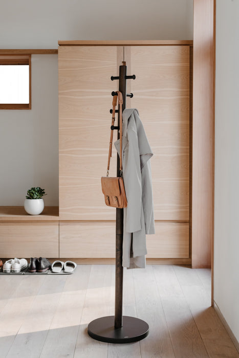 Portemanteau moderne Pillar de Umbra en bois - noir et noyer