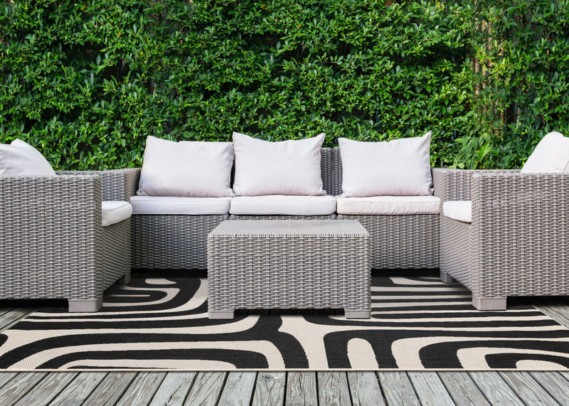 Tapis d'exterieur Jackson a lignes abstraites noires et blanches, 5'3\" x 7'7\"