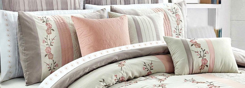 Ensemble Douillette Celina 7 Morceaux Grand Lit avec Broderie Florale et Plis