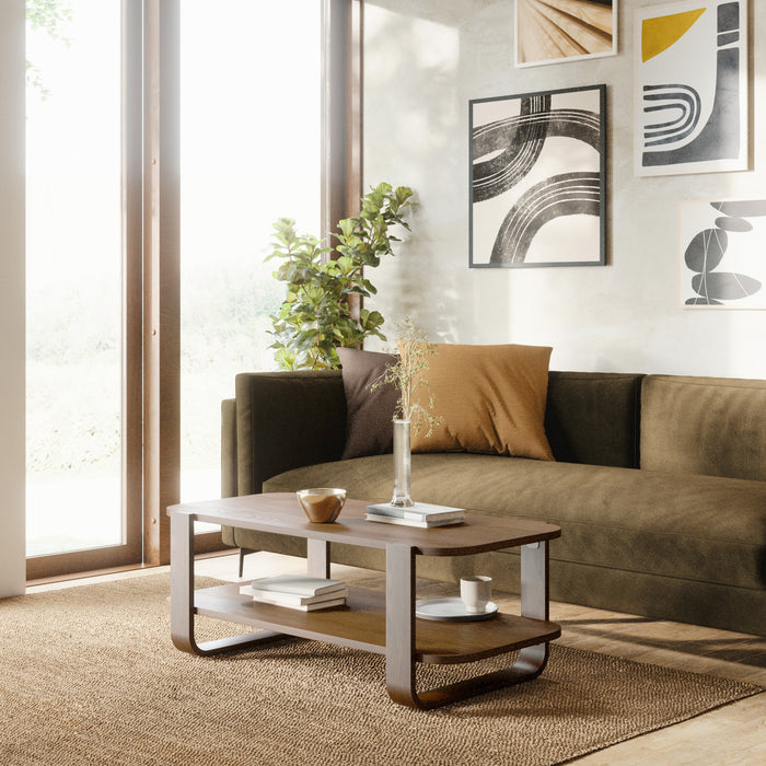 Table à café moderne Bellwood de Umbra en bois massif avec tablette - noyer vieilli