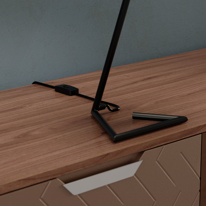 Lampe de table noire de 23 po à base angulaire avec abat-jour conique