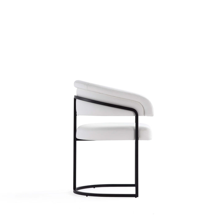 Chaise de salle a manger moderne Augusta en metal et cuir vegetalien blanc