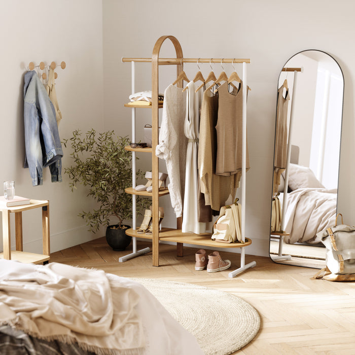 Portemanteau et support à vêtements modernes Bellwood de Umbra en bois - blanc et naturel