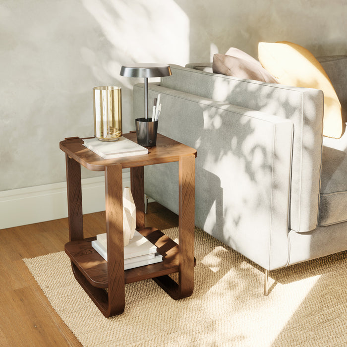 Table de bout et de fauteuil moderne Bellwood de Umbra en bois massif avec tablette - noyer vieilli