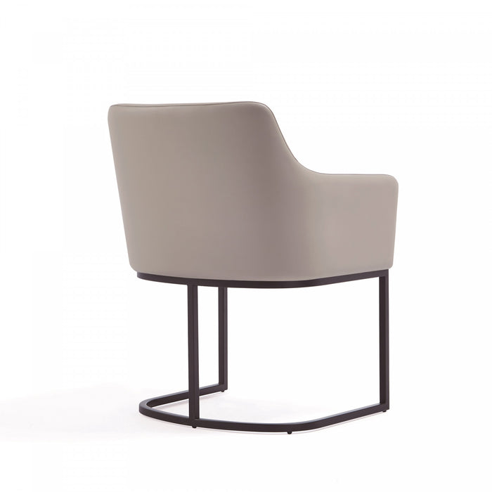 Fauteuil Serena en metal moderne et cuir vegetalien, gris clair - Lot de 2