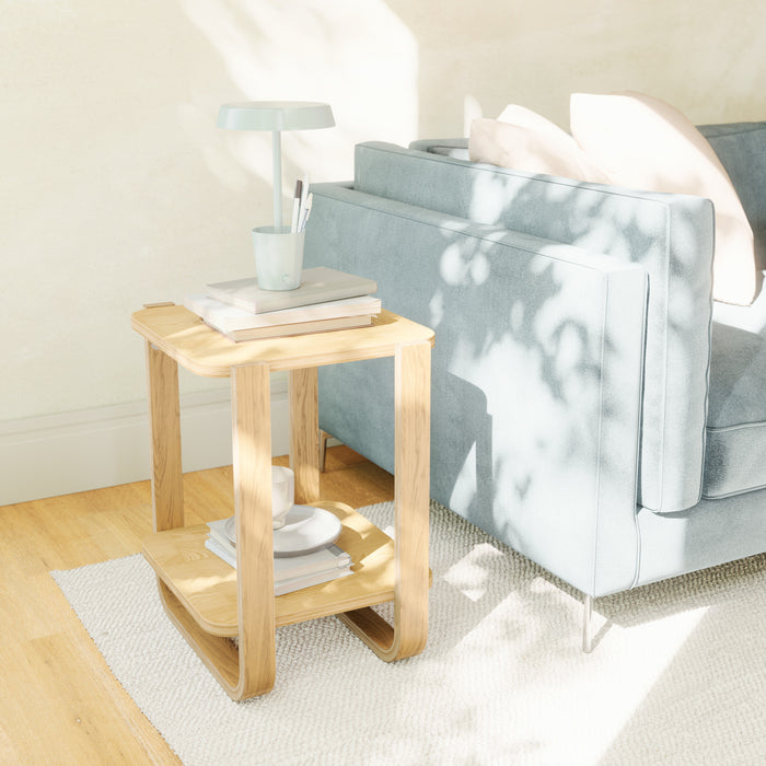Table de bout et de fauteuil moderne Bellwood de Umbra en bois massif avec tablette - naturelle