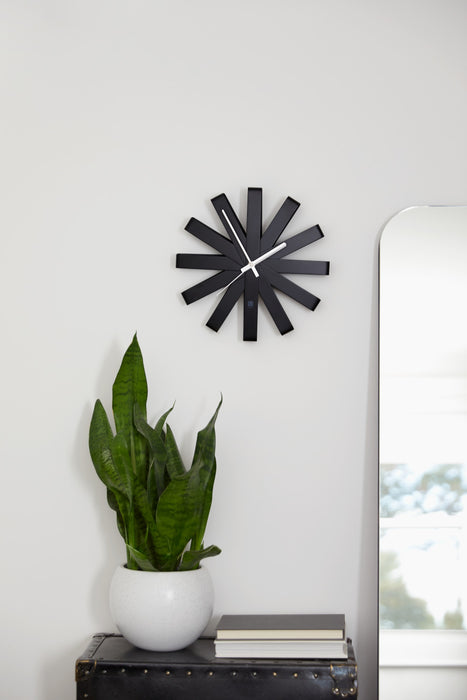 Horloge murale moderne Ribbon de Umbra en acier - noire