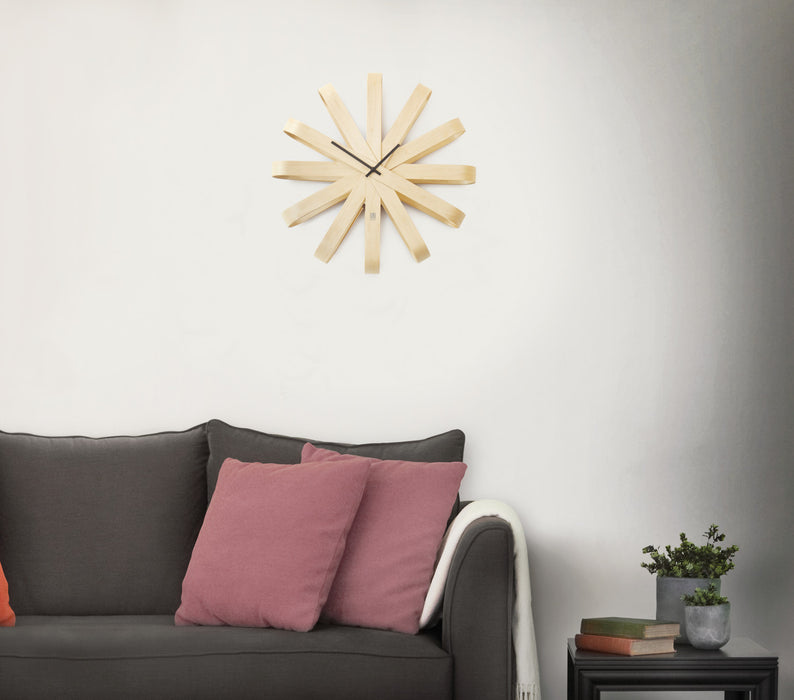 Horloge murale moderne Ribbonwood de Umbra - naturelle