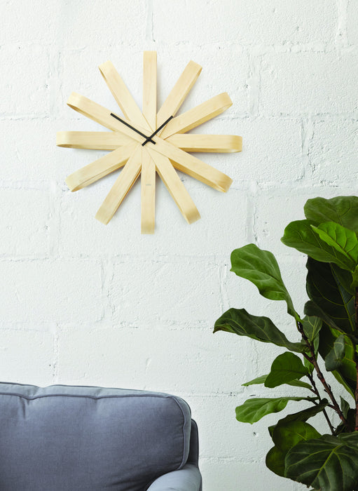 Horloge murale moderne Ribbonwood de Umbra - naturelle