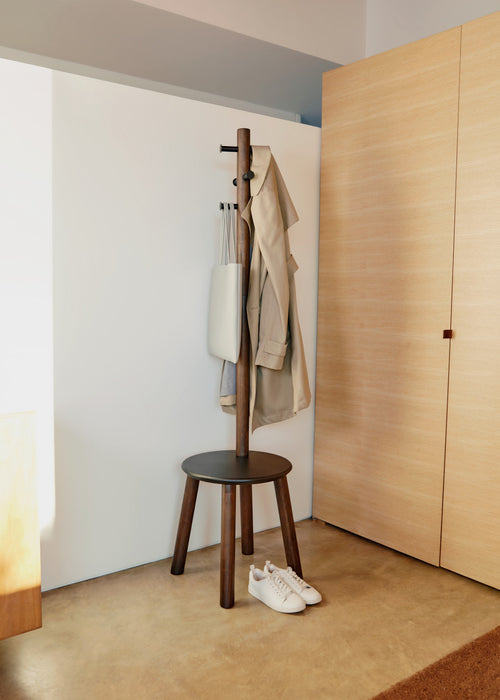 Portemanteau et tabouret modernes Pillar de Umbra en bois - noirs et noyer