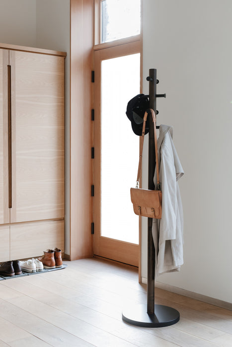 Portemanteau moderne Pillar de Umbra en bois - noir et noyer