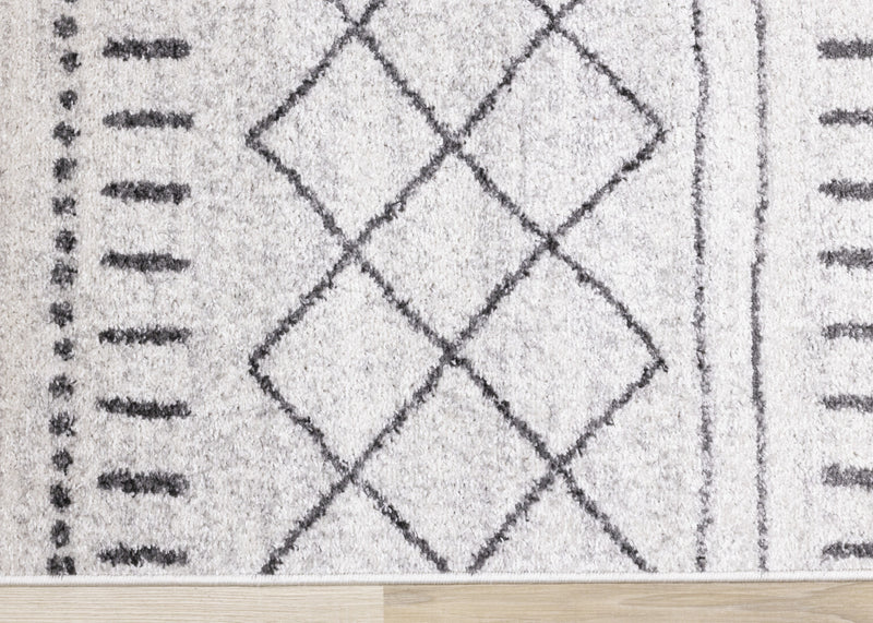 Tapis Emmett frise a inspire de tribal gris, 5'3\" x 7'7\"