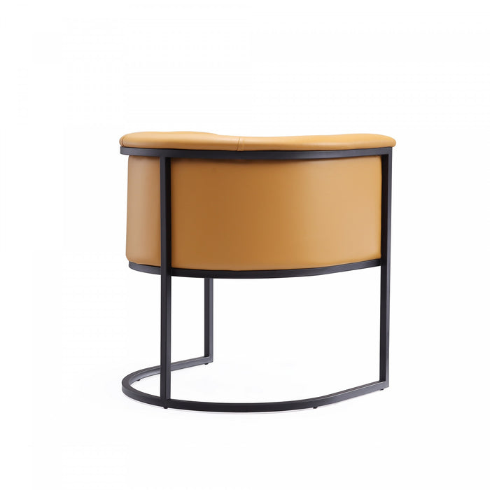 Chaise de salle a manger moderne mi-siecle cosmopolite en cuir vegetalien et metal couleur camel - Lot de 2