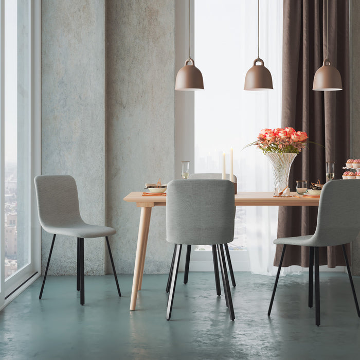 Chaise de salle à manger avec revêtement en tissu gris clair et base en métal noir