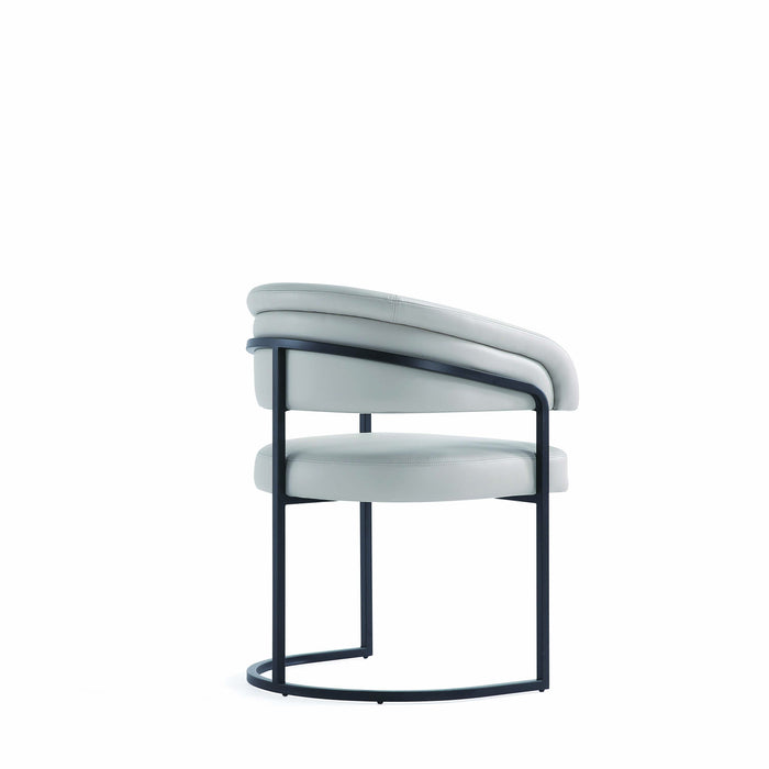 Chaise de salle a manger Augusta moderne en metal et cuir vegetalien gris clair - Lot de 2