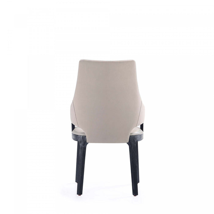 Chaise de salle a manger moderne en bois Kara avec revetement en tissu gris clair - Lot de 2