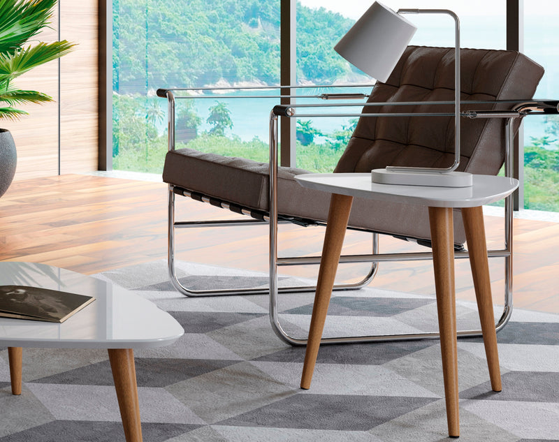 Grande table de bout triangulaire Utopia de Manhattan Comfort de 19,88 po avec pattes évasées en bois - blanc lustré