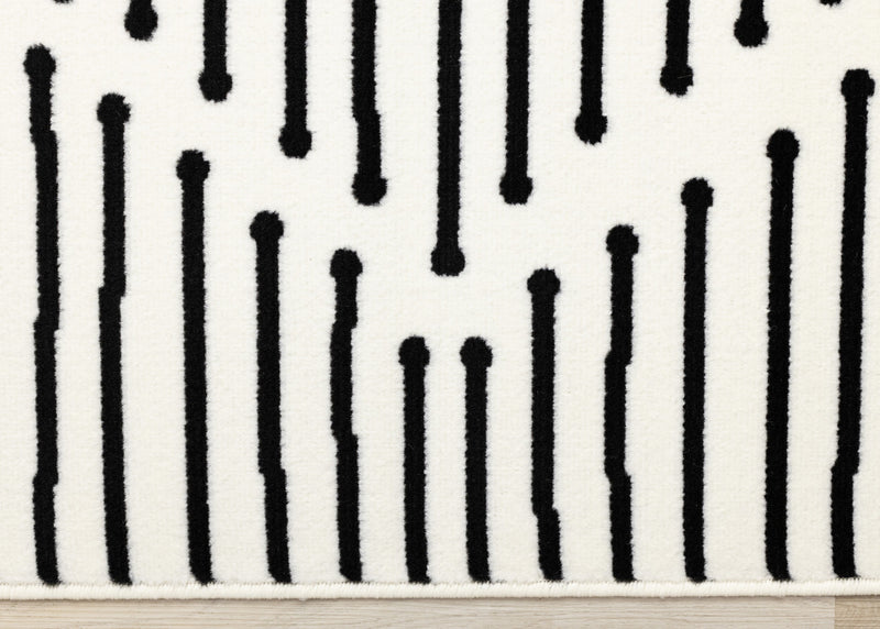 Carpette Forte noire et blanche à motif de rayures - 2 pi 7 po x 4 pi 11 po